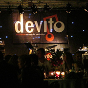 Et skønt minde fra en fest med Devito på scenen